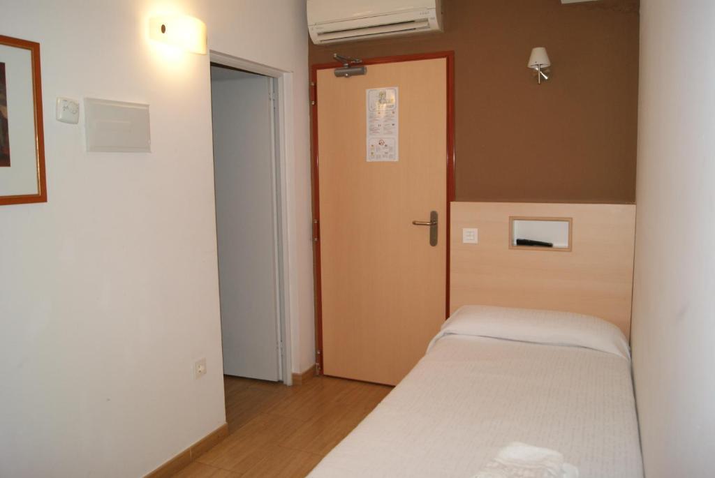 Hostal Sant Bernat Olot Habitación foto